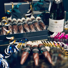 Indlæs billede til gallerivisning Cigar af marcipan overtrukket med 70% mørk chokolade