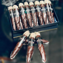Indlæs billede til gallerivisning Cigar overtrukket med 70% mørk chokolade
